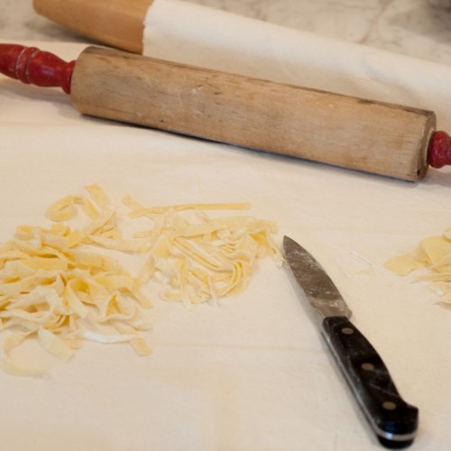 https://www.farmwifefeeds.com/wp-content/uploads/2018/09/Grandmas-Homemade-Noodles-1-500x500.jpg