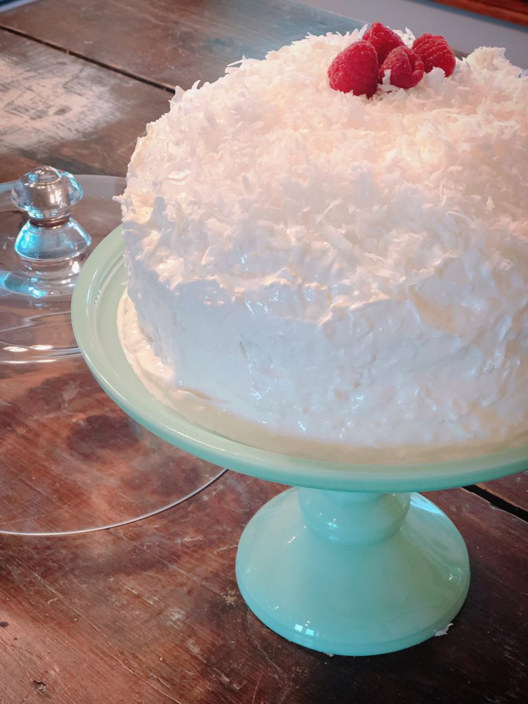 Bolo De Coco De Alimentos Para Mulheres Da Fazenda-um bolo tradicional de geladeira e um bolo de espeto todos juntos que é melhor quando você faz um dia à frente. coco Bolo pokecake