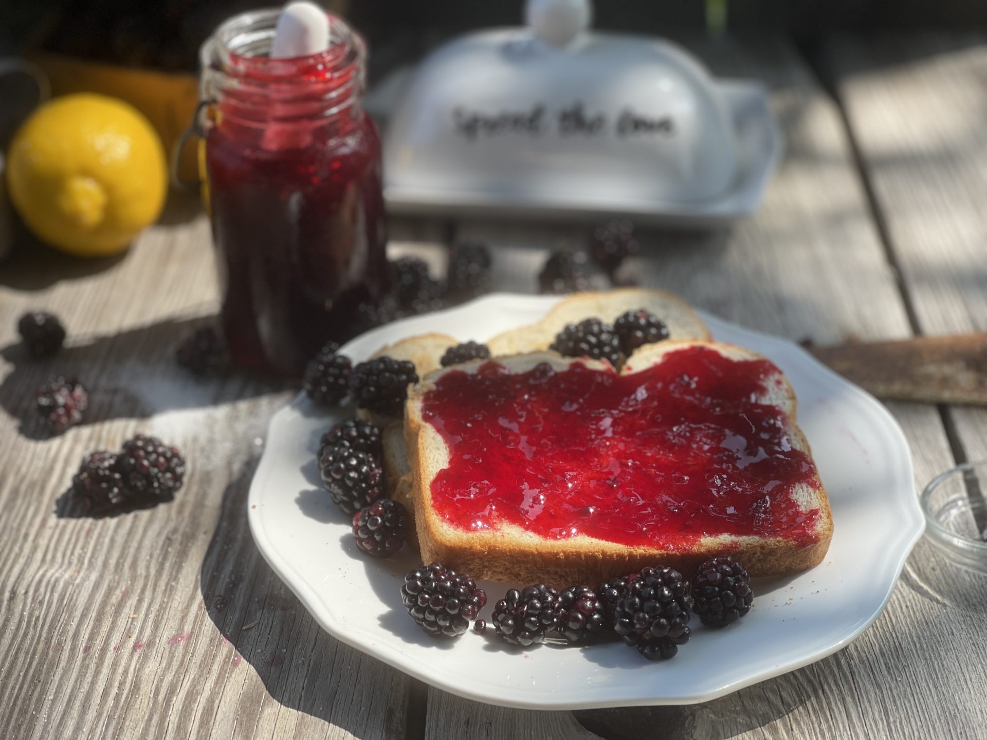 3 Ingredient Seedless Blackberry Jam from Farmwife Feeds. A simple jam using no pectin and the fruit is baked in the oven. #blackberries #jam #recipe